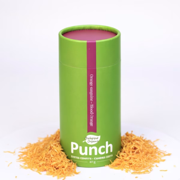 Tube de 40 g d'éclats d'orange sanguine confits biologiques Punch posé sur un lit de zestes