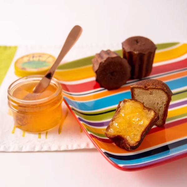 Marmelade biologique Punch au citron et à la vanille servie avec des bouchées au chocolat