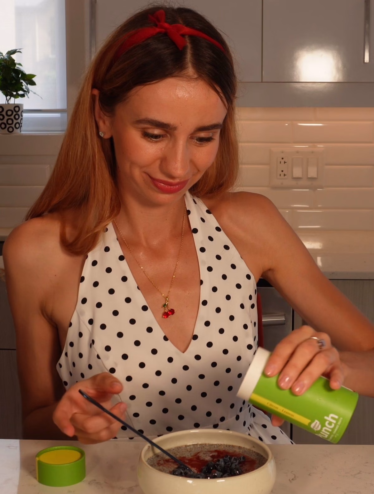 Julia verse des éclats de citron sur son pouding de chia