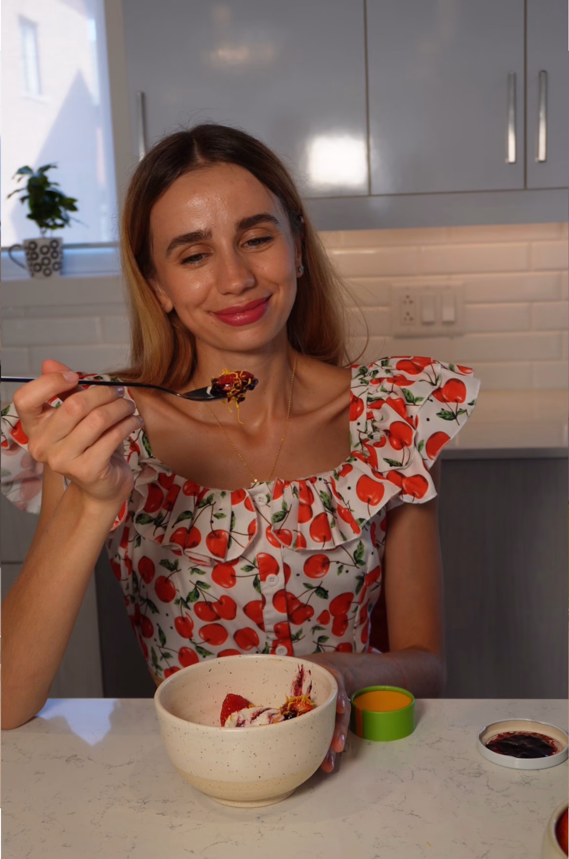 Julia adore la tartinade de camerises et raisin sur son bol de crème glacée végane